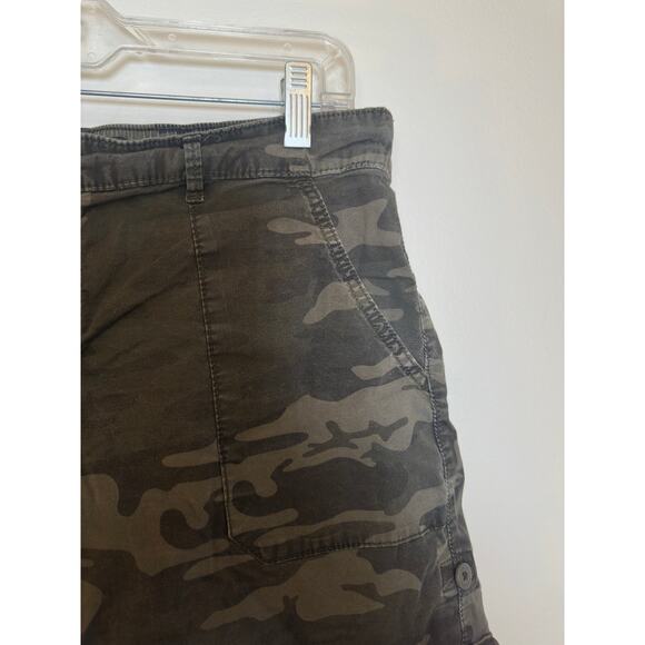 Social Standard by Sanctuary - Green camouflage shorts - Size Large - Picture 3 of 5